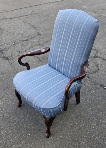 Great queen anne armchair vtg - great,